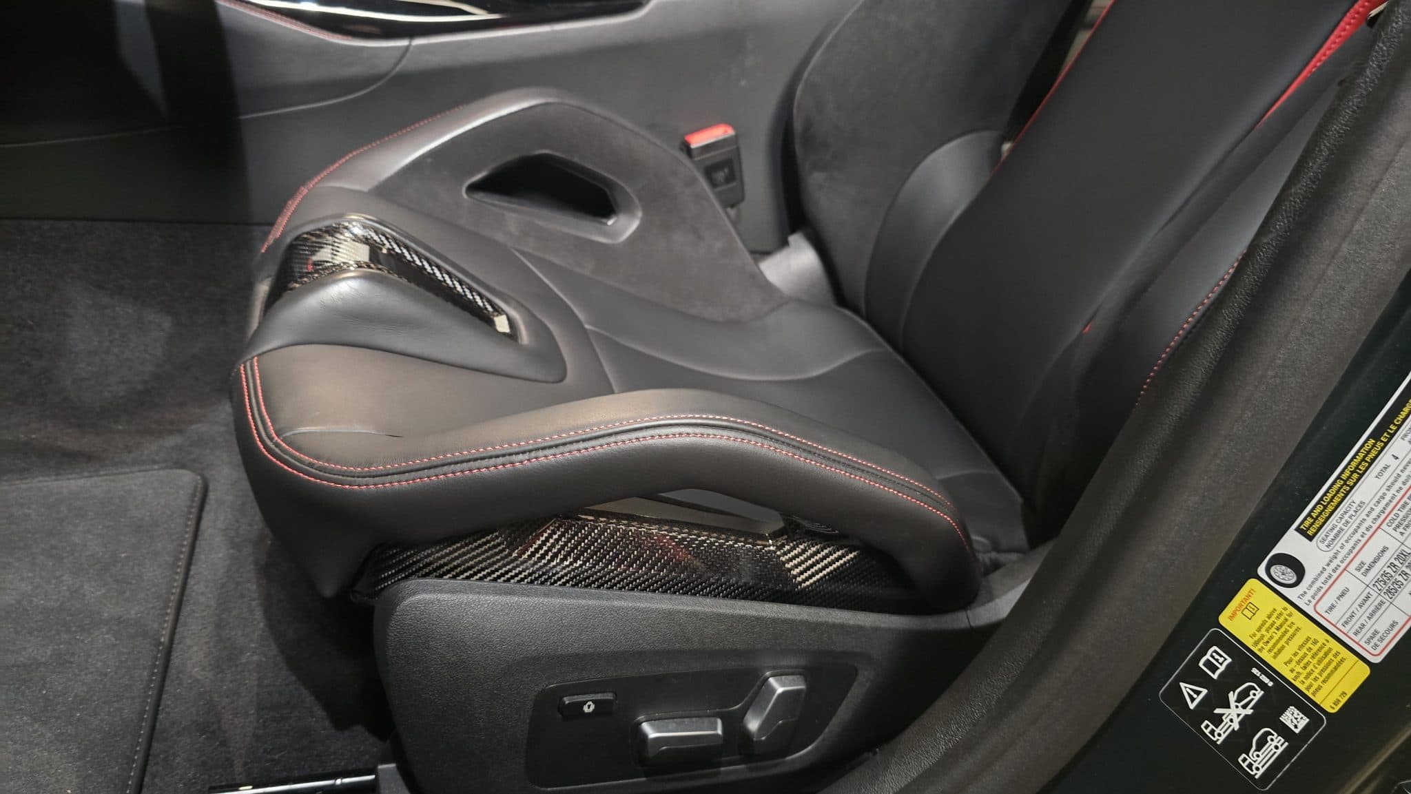 Carbon-shell bucket seat with red contrast stitching in a BMW M5 CS